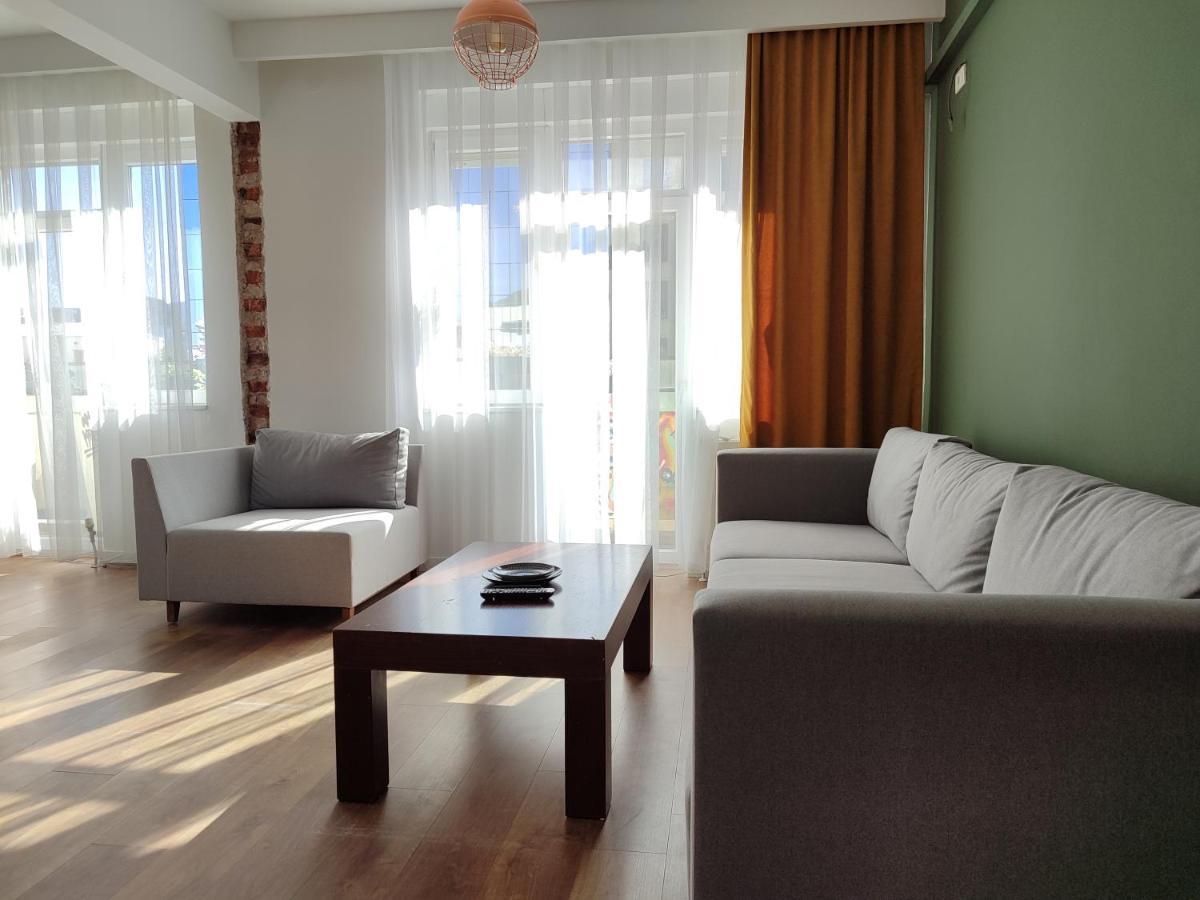 Appartamento Urban Cozy Retreat Pristina Esterno foto
