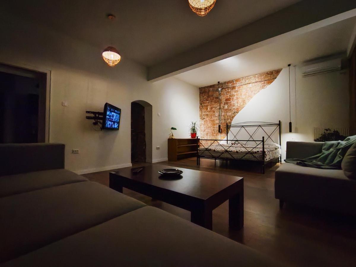 Appartamento Urban Cozy Retreat Pristina Esterno foto