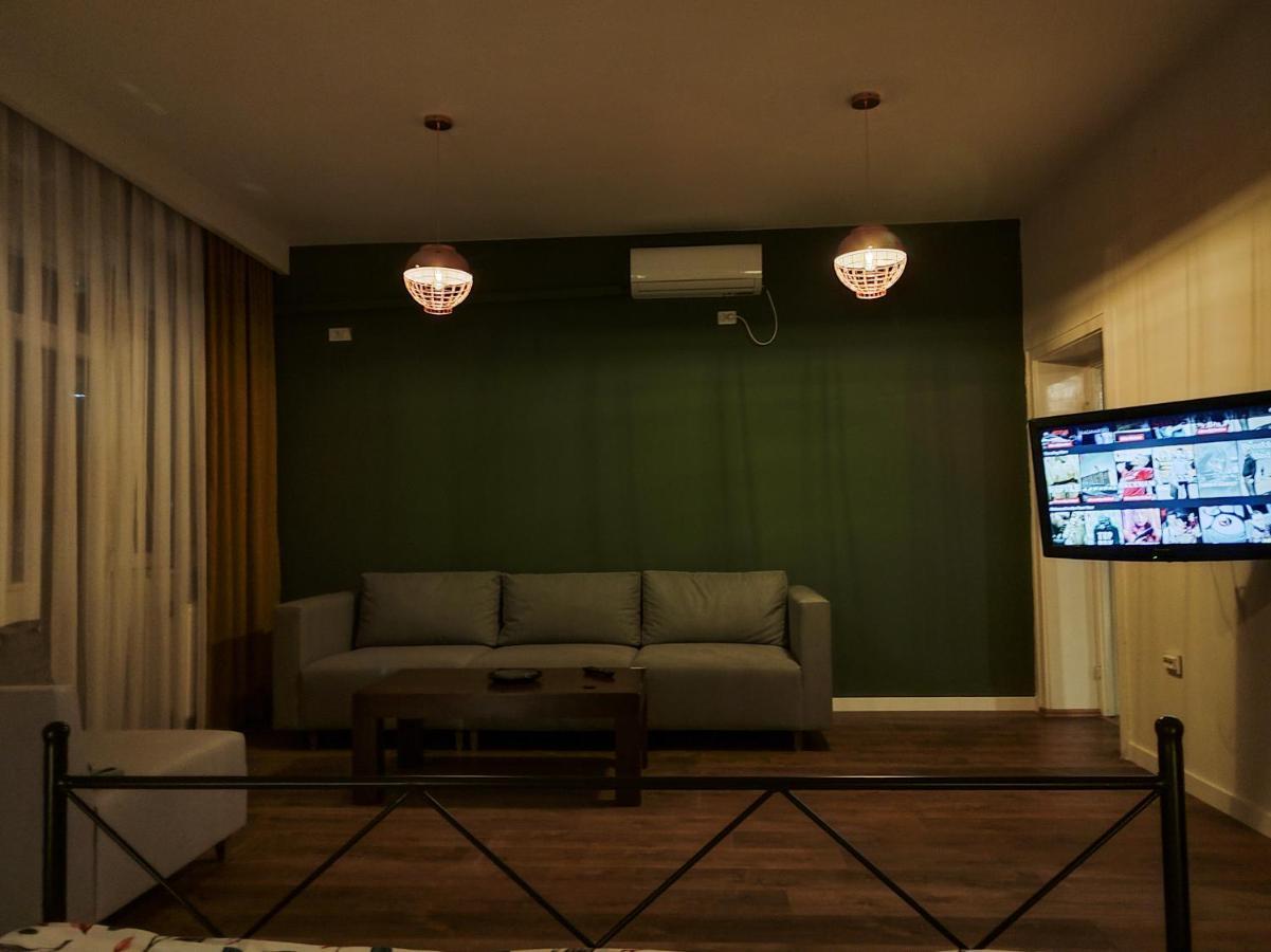 Appartamento Urban Cozy Retreat Pristina Esterno foto