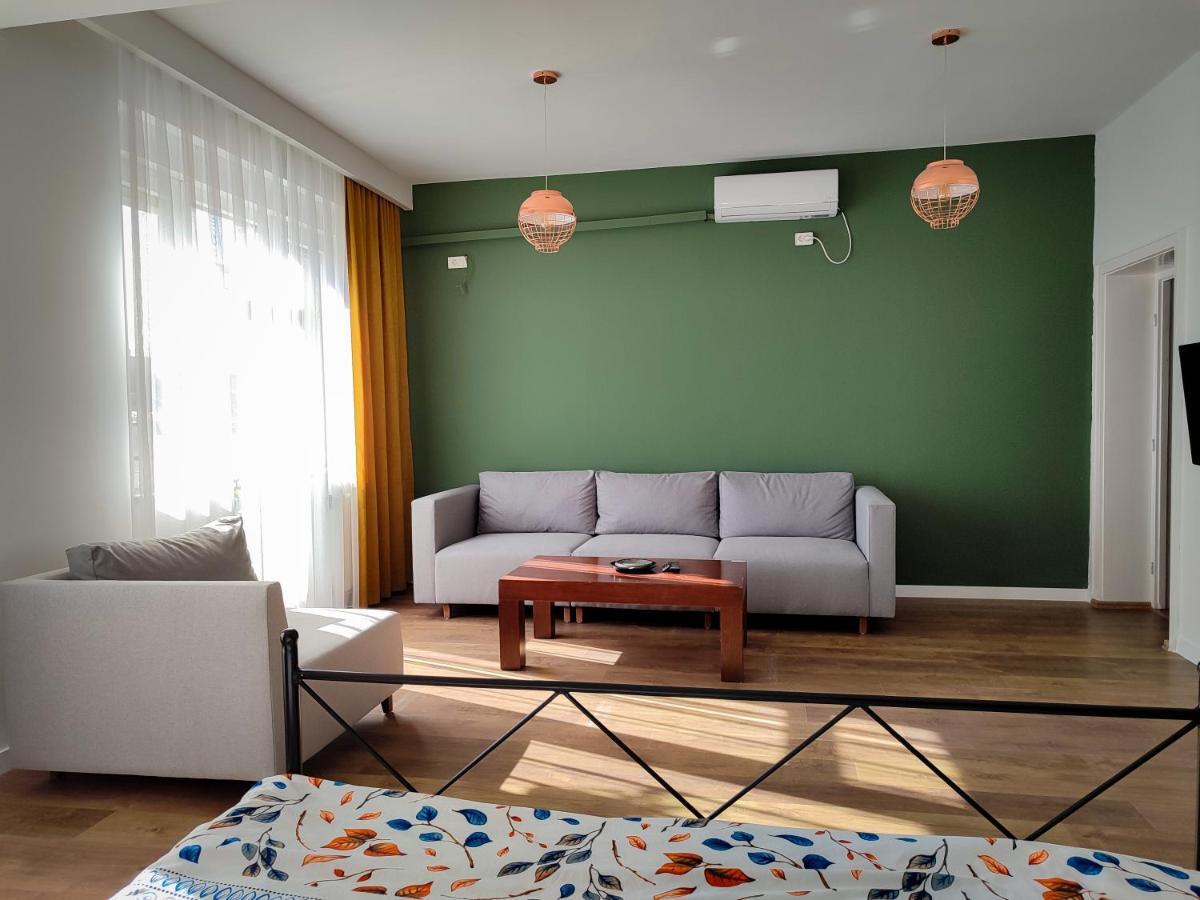 Appartamento Urban Cozy Retreat Pristina Esterno foto
